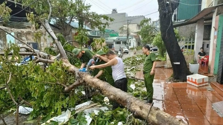 Lực lượng Công an giúp nhân dân dọn vệ sinh môi trường sau khi bão tan.