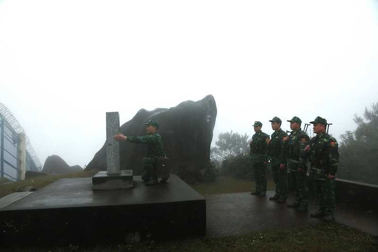 Cán bộ, chiến sĩ Đồn Biên phòng cửa khẩu Hoành Mô kiểm tra cột mốc trên đường tuần tra.