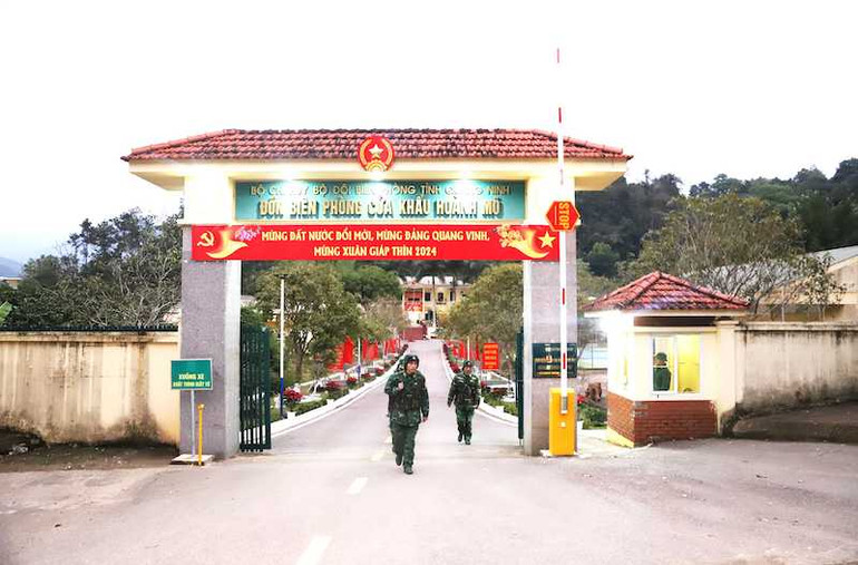 Các cán bộ, chiến sĩ Đồn Biên phòng cửa khẩu Hoành Mô lên đường thực hiện nhiệm vụ tuần tra, bảo vệ biên giới của Tổ quốc.