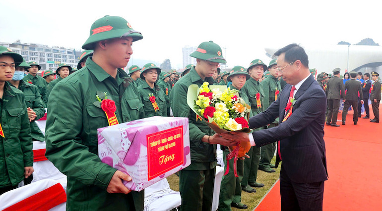 Lãnh đạo tỉnh Quảng Ninh tặng hoa chúc mừng các tân binh lên đường làm nhiệm vụ bảo vệ Tổ quốc.