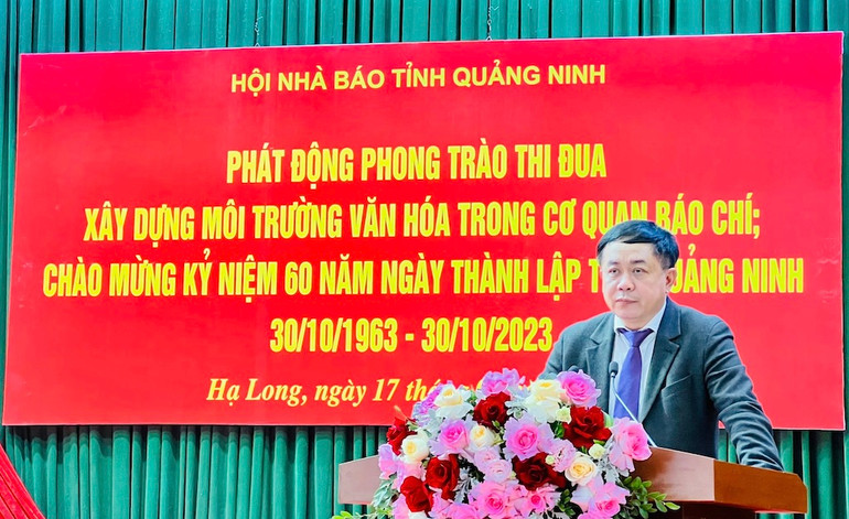 Nhà báo Mai Vũ Tuấn, Chủ tịch Hội Nhà báo tỉnh Quảng Ninh phát biểu tại hội nghị.