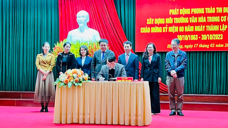 Đại diện các chi hội ký kết thi đua "Xây dựng môi trường văn hóa trong cơ quan báo chí" và thi đua chào mừng 60 năm ngày thành lập tỉnh Quảng Ninh.