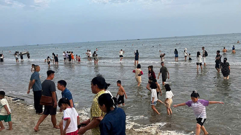 Bãi biển Trà Cổ, Móng Cái hút khách trong ngày 30/4.