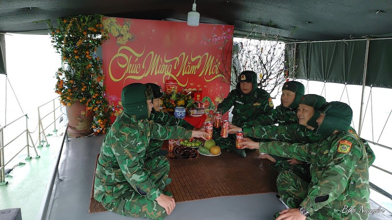 Phút nghỉ ngơi vui vẻ của các cán bộ, chiến sĩ Hải đội 2 - Bộ đội Biên phòng Quảng Ninh sau những giờ tuần tra trên biển.