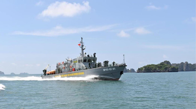 Tàu của Hải đội 2 - Bộ đội Biên phòng Quảng Ninh trên đường tuần tra biên giới trên biển của Quảng Ninh.