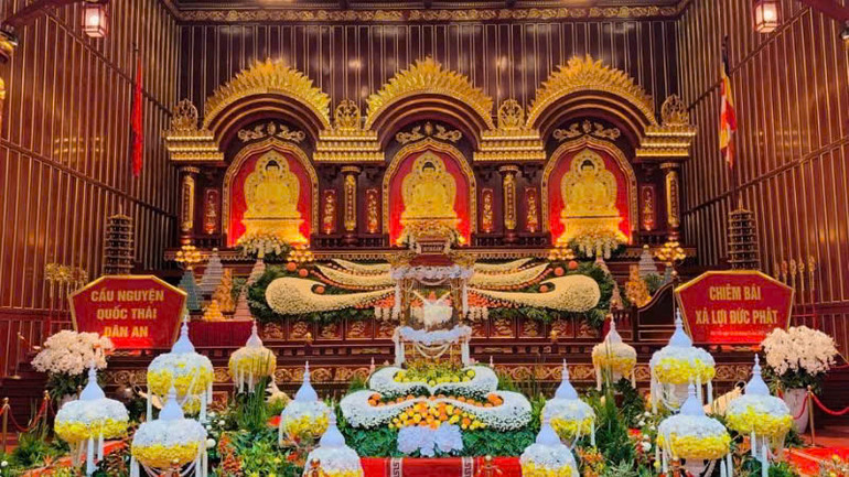 Vị trí đặt xá lợi Đức Phật đã được trang hoàng trang nghiêm và rực rỡ sắc hoa.