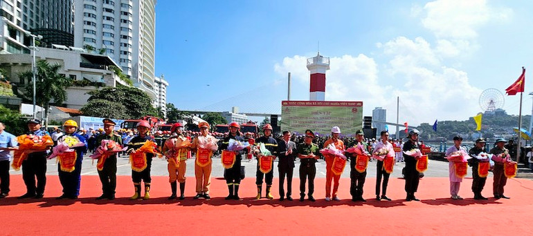 Thiếu tướng Nguyễn Văn Long, Thứ trưởng Công an, Trưởng Ban chỉ đạo diễn tập và đồng chí Bùi Văn Khắng, Phó Chủ tịch UBND tỉnh Quảng Ninh, Trưởng Ban diễn tập phương án, tặng cờ, hoa cho các đơn vị tham gia diễn tập.