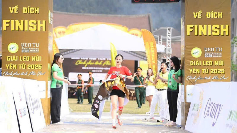 Vận động viên nữ cán đích ở cự ly 8km.