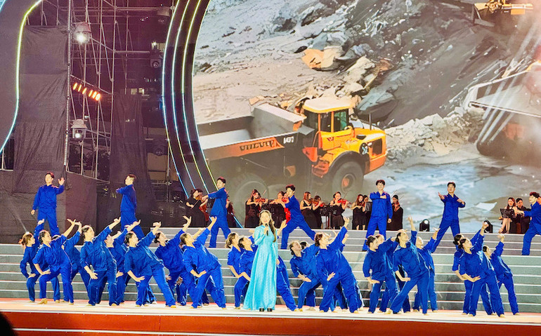 Chương trình nghệ thuật đặc sắc tại lễ kỷ niệm 70 năm Ngày giải phóng Vùng mỏ. Chương trình nghệ thuật đặc sắc tại lễ kỷ niệm 70 năm Ngày giải phóng Vùng mỏ.