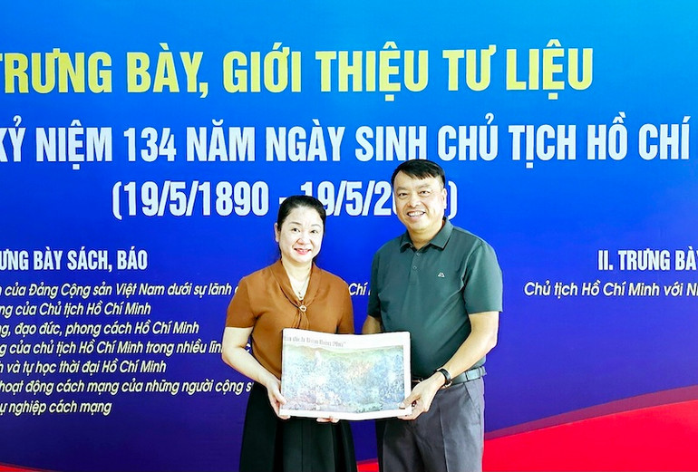 Văn phòng Báo Nhân Dân tại Quảng Ninh tặng tranh panorama "Chiến dịch Điện Biên Phủ" cho bạn đọc.