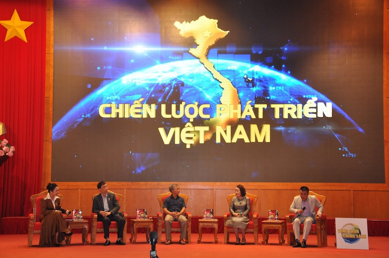 Các doanh nhân, diễn giả tham gia tọa đàm chia sẻ kinh nghiệm tại hội nghị. Các doanh nhân, diễn giả tham gia tọa đàm chia sẻ kinh nghiệm tại hội nghị.