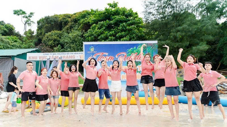 Du khách trải nghiệm các trò chơi tại bãi biển Minh Châu, Vân Đồn. Du khách trải nghiệm các trò chơi tại bãi biển Minh Châu, Vân Đồn.