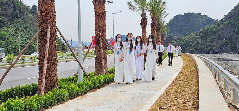 Đường bao biển Hạ Long-Cẩm Phả có cảnh quan đẹp và ấn tượng với phong cảnh núi đá và biển.