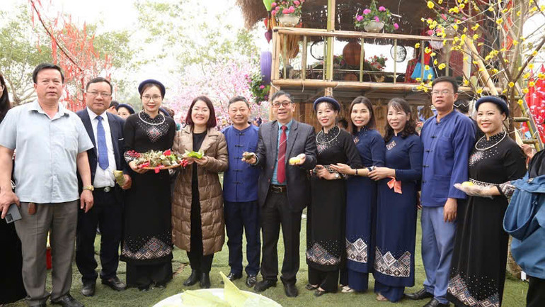 Các đại biểu và du khách tham quan các gian hàng truyền thống của người Dao Thanh Y, xã Bằng Cả. Các đại biểu và du khách tham quan các gian hàng truyền thống của người Dao Thanh Y, xã Bằng Cả.