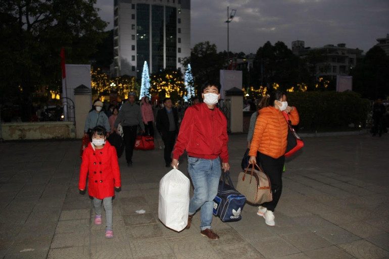 Ngay từ sáng sớm nhiều gia đình công nhân Công ty Than Hòn Gai đã nhanh chóng đến điểm tập kết để lên xe về quê đón Tết Quý Mão 2023.