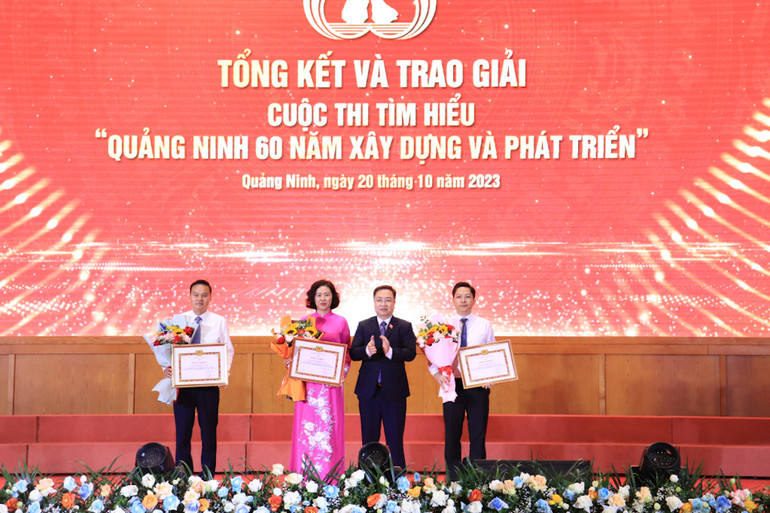 Ban tổ chức trao Bằng khen cho 3 Đảng bộ có thành tích xuất sắc trong công tác chỉ đạo, tổ chức và triển khai Cuộc thi.