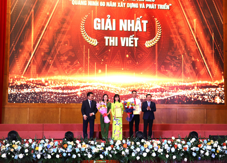 Ban tổ chức trao Giải nhất cho Nhóm tác giả đoạt giải.