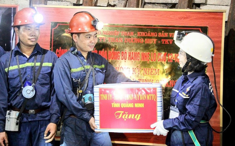 Lãnh đạo tỉnh Quảng Ninh tặng quà động viên cán bộ, công nhân Công ty than Dương Huy.