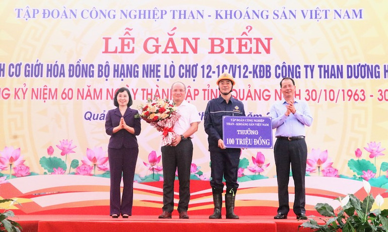 Tỉnh Quảng Ninh và Tập đoàn Công nghiệp Than-Khoáng sản Việt Nam tặng quà động viên cán bộ, công nhân Công ty than Dương Huy.