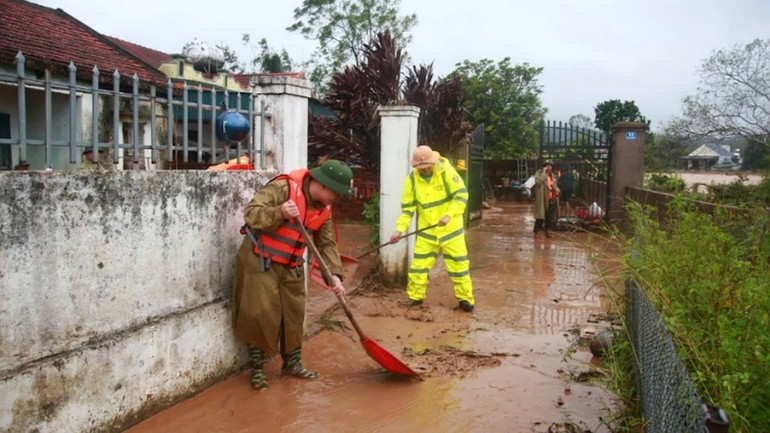 Lực lượng vũ trang huyện Tiên Yên giúp người dân xã Đông Hải dọn vệ sinh môi trường. Lực lượng vũ trang huyện Tiên Yên giúp người dân xã Đông Hải dọn vệ sinh môi trường.