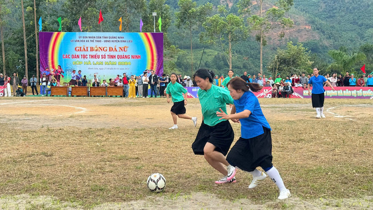 Những pha tranh bóng đầy kịch tính giữa đội bóng đá nữ của xã Vô Ngại, huyện Bình Liêu và huyện Tiên Yên.