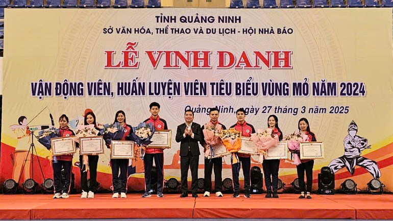 Lãnh đạo Sở Văn hóa, Thể thao và Du lịch tỉnh Quảng Ninh tặng Giấy khen cho các huấn luyện viên tiêu biểu Vùng mỏ năm 2024.