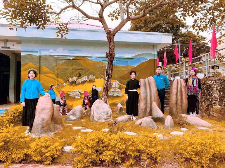 Thi sáng tác tranh vẽ tường, đường phố, nâng cao ý thức bảo vệ môi trường của mỗi người dân ở huyện Bình Liêu, tỉnh Quảng Ninh.