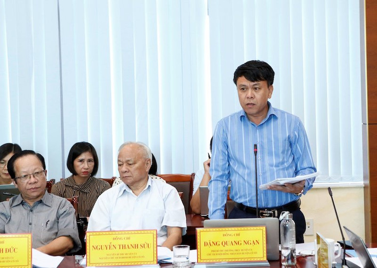 Các đại biểu tham gia đóng góp ý kiến vào dự thảo Cuốn Địa chí Cô Tô.