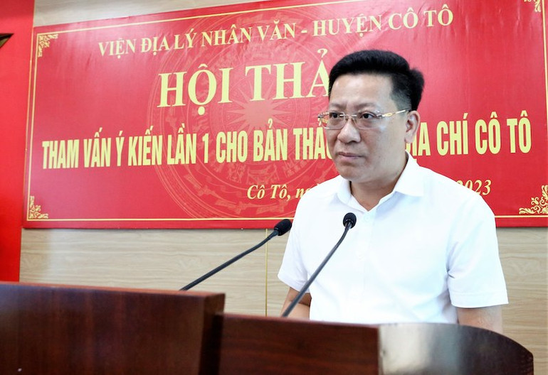 Bí thư, Chủ tịch Ủy ban nhân dân huyện Cô Tô Nguyễn Việt Dũng phát biểu tại Hội thảo.