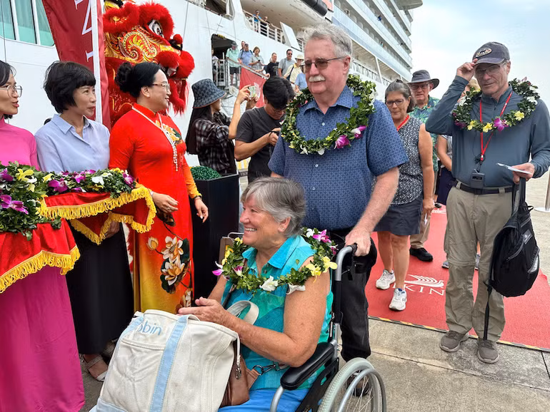 Du khách Quốc tế vui mừng trước sự chào đón nồng nhiệt của tỉnh Quảng Ninh.