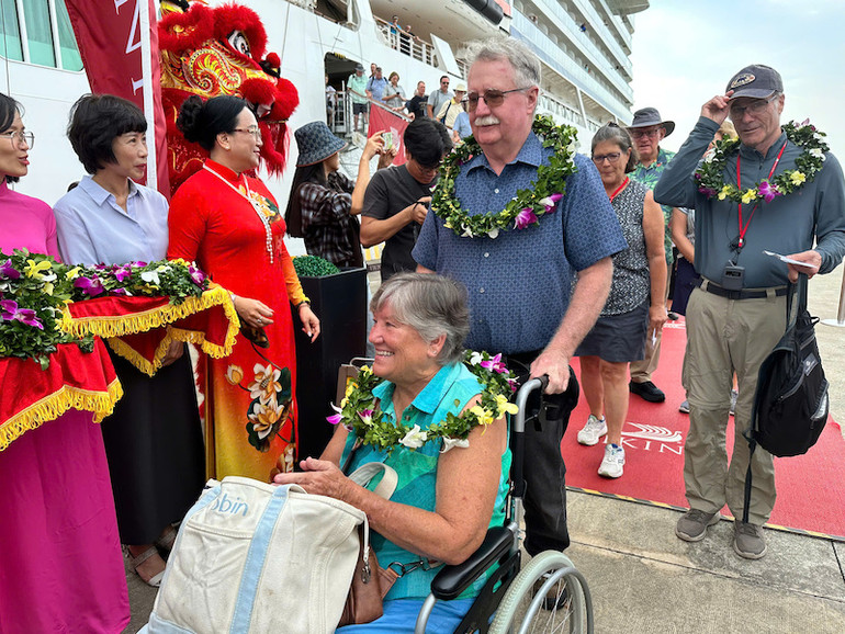 Du khách Quốc tế vui mừng trước sự chào đón nồng nhiệt của tỉnh Quảng Ninh.