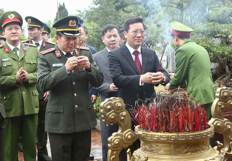Thiếu Tướng Đinh Văn Nơi, Giám đốc Công an tỉnh Quảng Ninh cùng lãnh đạo huyện Cô Tô dâng hương tại Di tích Quốc gia đặc biệt Khu lưu niệm Chủ tịch Hồ Chí Minh trên đảo Cô Tô.