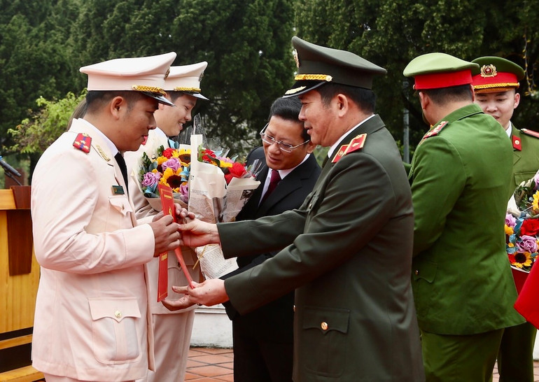 Thiếu tướng Đinh Văn Nơi, Giám đốc Công an tỉnh Quảng Ninh trao Quyết định kết nạp Đảng cho các đảng viên mới.