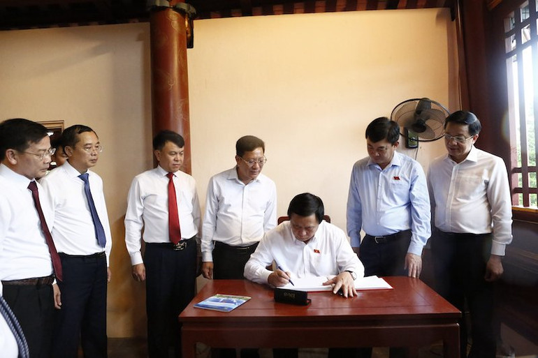 Đồng chí Nguyễn Xuân Thắng ghi cảm tưởng tại Khu Di tích Chủ tịch Hồ Chí Minh trên đảo Cô Tô.