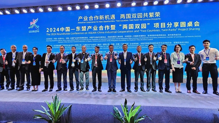 Đoàn đại biểu thành phố Móng Cái, Quảng Ninh (Việt Nam) chụp ảnh lưu niệm với đồng chí Lý Kiện, Thị trưởng chính quyền nhân dân thành phố Đông Hưng, Quảng Tây (Trung Quốc).