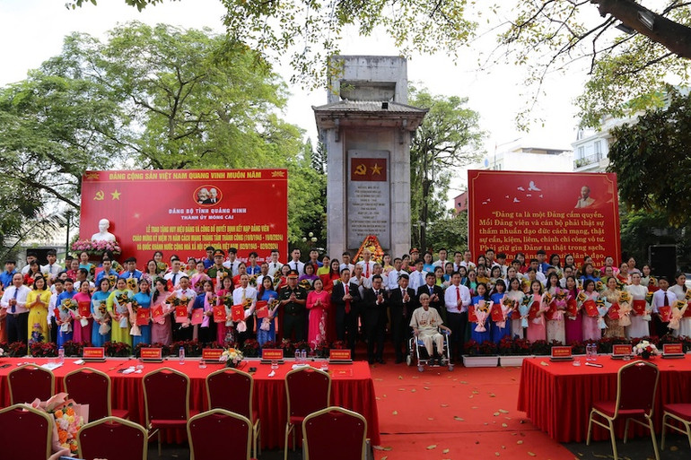 Lãnh đạo Thành ủy Móng Cái chụp ảnh lưu niệm với các đảng viên.