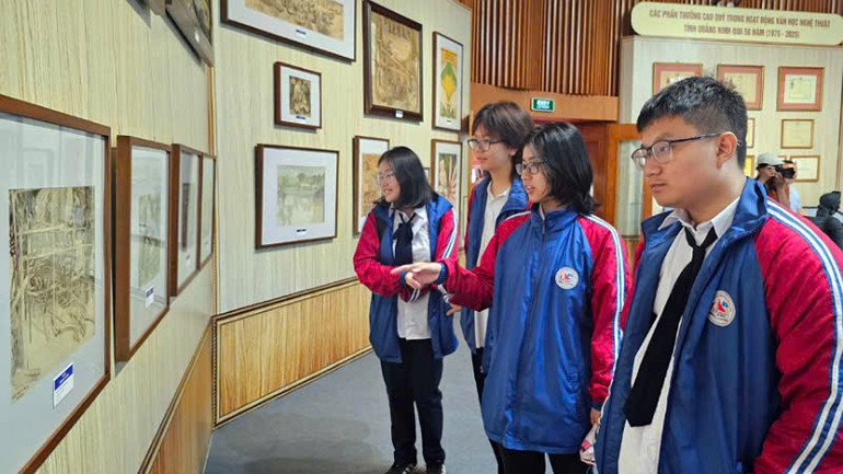 Triển lãm thu hút rất nhiều các em học sinh đến tham quan, tìm hiểu. Triển lãm thu hút rất nhiều các em học sinh đến tham quan, tìm hiểu.