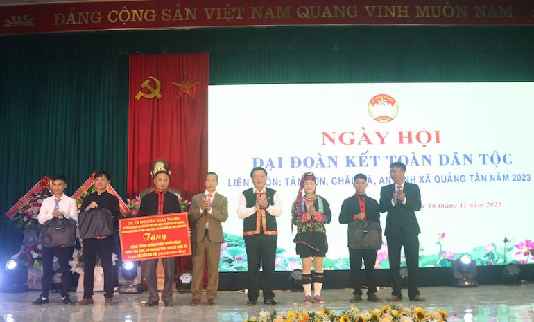 Đồng chí Nguyễn Xuân Thắng tặng quà cho các thôn của xã Quảng Tân, huyện Đầm Hà.