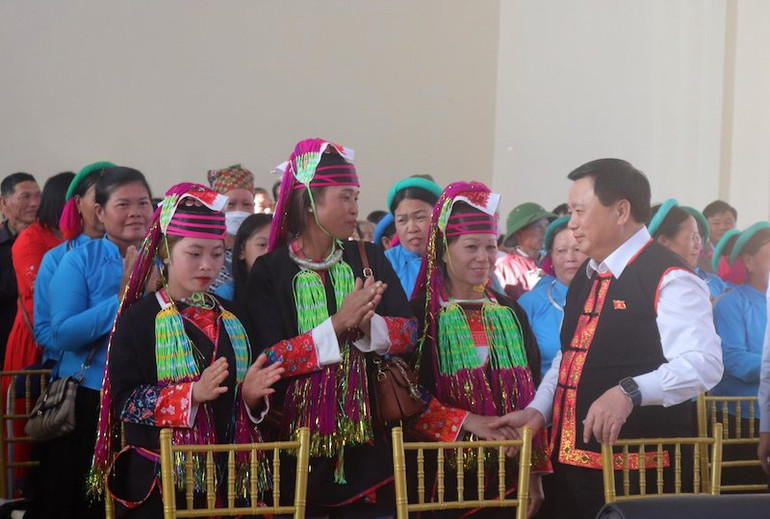 Đồng chí Nguyễn Xuân Thắng trò chuyện với nhân dân của thôn Tân Sơn, xã Quảng Tân, huyện Đầm Hà.