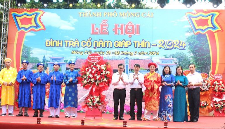 Các đồng chí lãnh đạo thành phố Móng Cái tặng hoa chúc mừng Ban tổ chức lễ hội đình Trà Cổ năm 2024.