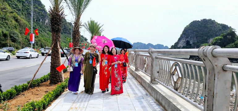 Rất nhiều du khách đã rất thích thú khi được chụp ảnh trên tuyến đường bao biển đẹp nhất của Quảng Ninh.