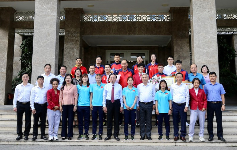 Lãnh đạo Tỉnh Quảng Ninh chụp ảnh lưu niệm với các huấn luyện viên và vận động viên đạt thành tích xuất sắc tại SEA Games 32. Lãnh đạo Tỉnh Quảng Ninh chụp ảnh lưu niệm với các huấn luyện viên và vận động viên đạt thành tích xuất sắc tại SEA Games 32.