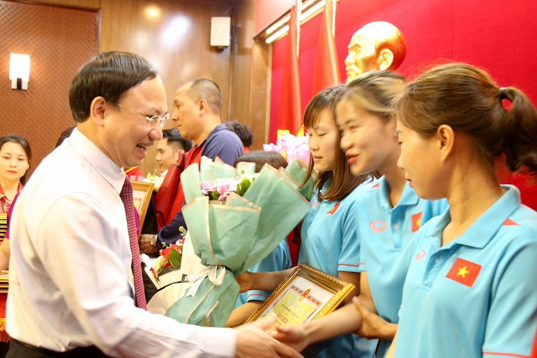 Bí thư Tỉnh ủy Quảng Ninh Nguyễn Xuân Ký trao tặng Bằng khen cho các vận động viên đạt thành tích xuất sắc tại SEA Games 32. Bí thư Tỉnh ủy Quảng Ninh Nguyễn Xuân Ký trao tặng Bằng khen cho các vận động viên đạt thành tích xuất sắc tại SEA Games 32.