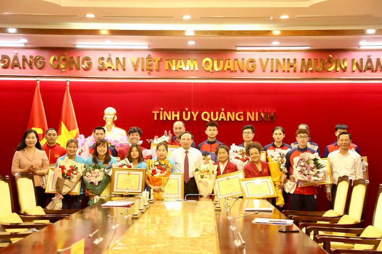 Lãnh đạo tỉnh Quảng Ninh trao tặng Bằng khen cho các huấn luyện viên, vận động viên đạt thành tích xuất sắc tại SEA Games 32. Lãnh đạo tỉnh Quảng Ninh trao tặng Bằng khen cho các huấn luyện viên, vận động viên đạt thành tích xuất sắc tại SEA Games 32.