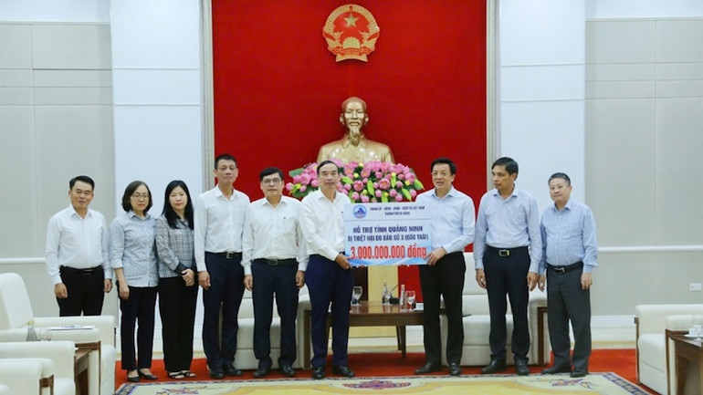 Đoàn công tác của thành phố Đà Nẵng trao số tiền 3 tỷ đồng hỗ trợ tỉnh Quảng Ninh.