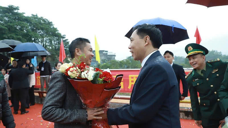 Lãnh đạo Ủy ban nhân dân huyện Bình Liêu tặng hoa chúc mừng lãnh đạo chính quyền nhân dân khu Phòng Thành (Trung Quốc).