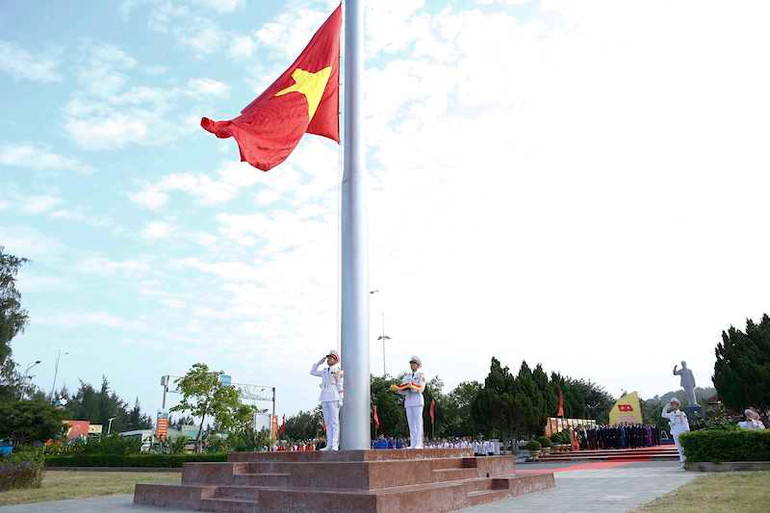 Lễ Thượng cờ trên đảo Cô Tô trong sáng 15/10.