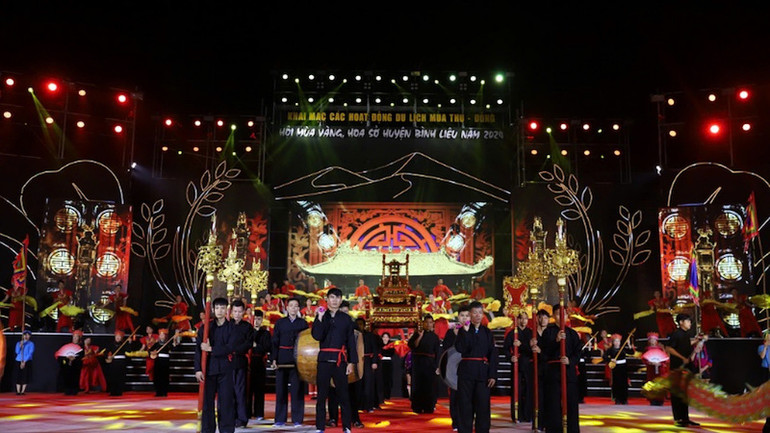 Tái hiện lễ rước sắc phong trong Lễ hội Đình Lục Nà. Tái hiện lễ rước sắc phong trong Lễ hội Đình Lục Nà.