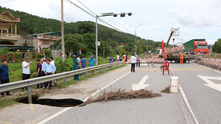 Lực lượng chức năng khoanh vùng vị trí và cắm biển báo khu vực sụt lún.