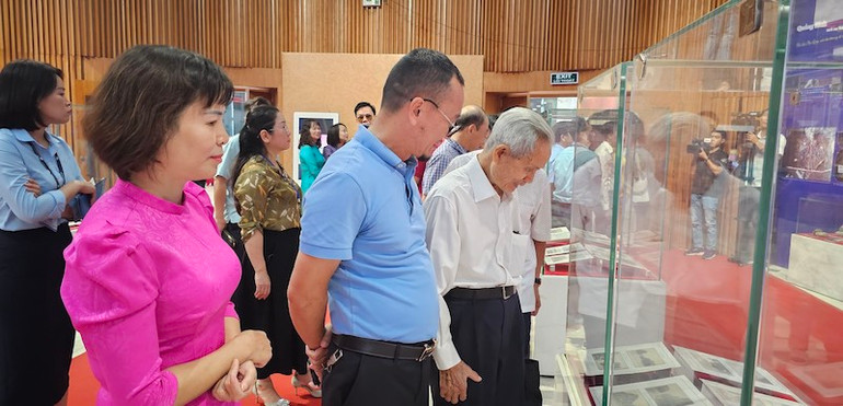 Đông đảo người dân và khách du lịch tham quan không gian Triển lãm.